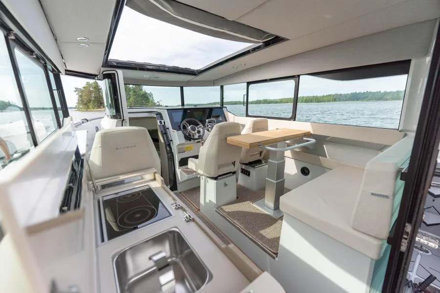 Saxdor 320 GTC helm and seating from Beluga’s published listing